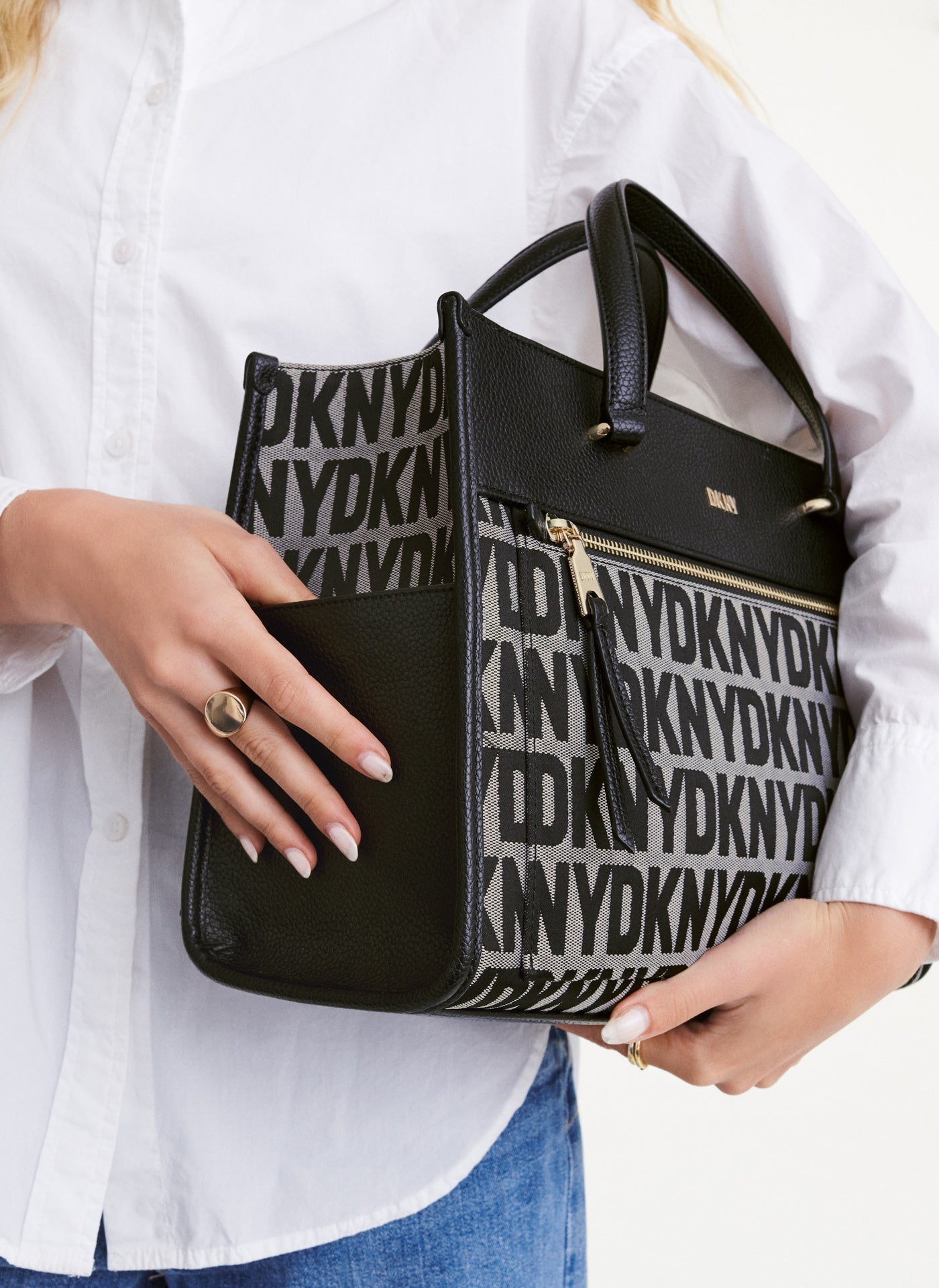 ZOIE LOGO TOTE - By DKNY - Invoque
