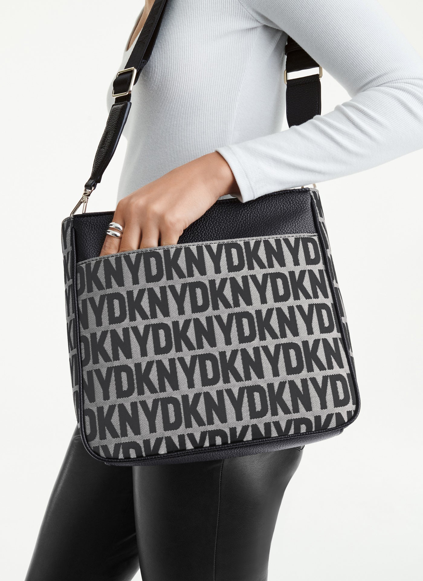 ZOIE MESSENGER - By DKNY - Invoque