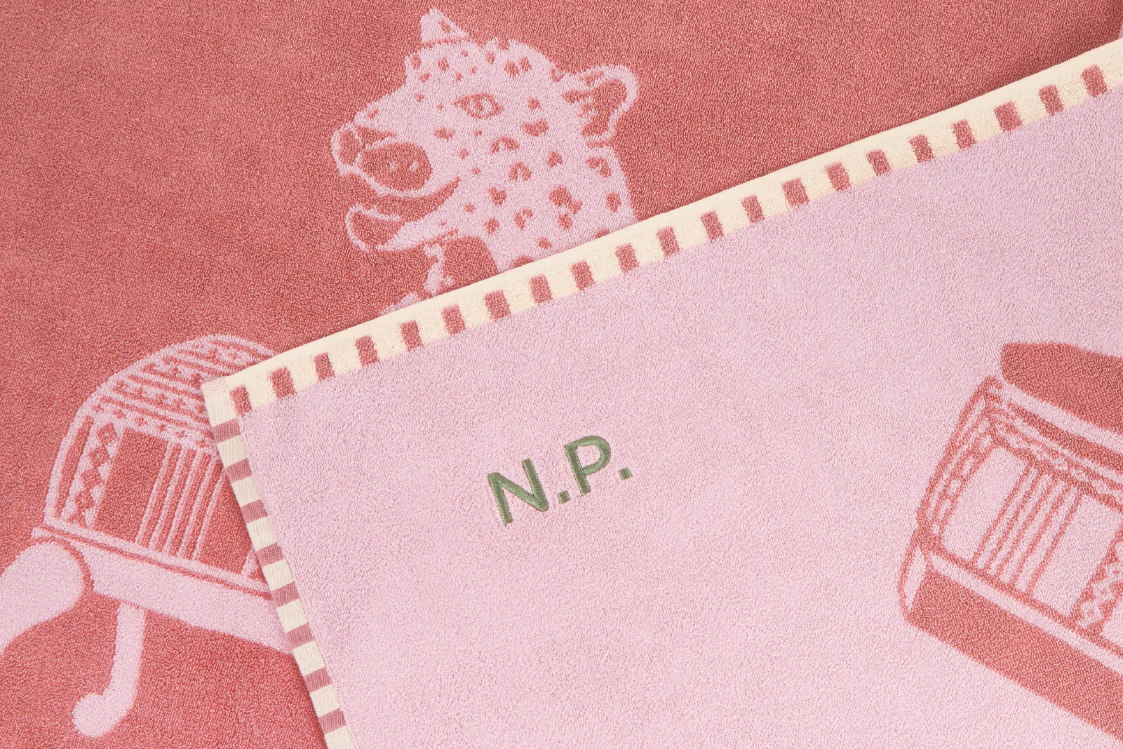 Seabed Beach & Bath Towel / Nellie Pink